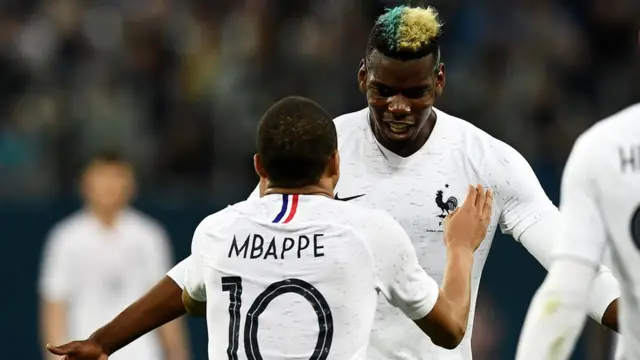 Pogba et Mbappe célèbrent la victoire de l'équipe de France contre la Russie.