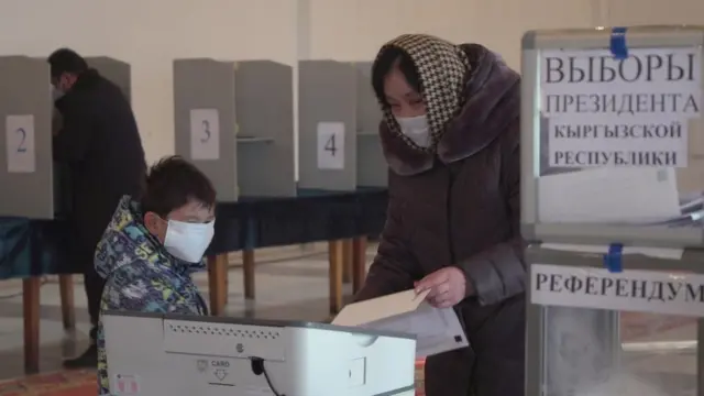 Референдумга аралаш башкаруу системасы коюлган жок. Кыргызстандыктар президенттик жана парламенттик башкаруу формасынын бирөөсүн тандашы керек же экөөнө тең каршы добуш бере алат