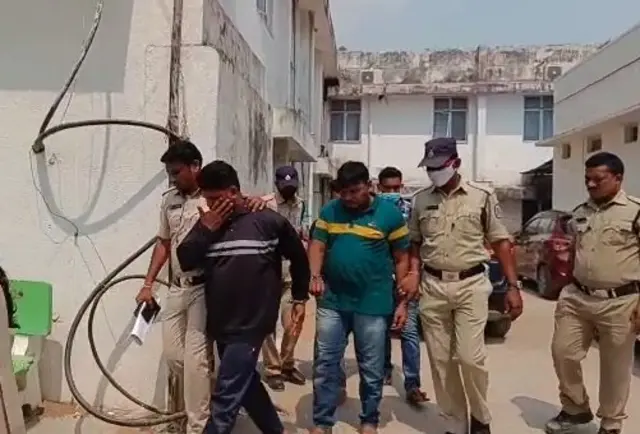 వైద్య పరీక్షల కోసం నిందితులను ఆసుపత్రికి తీసుకొచ్చిన పోలీసులు