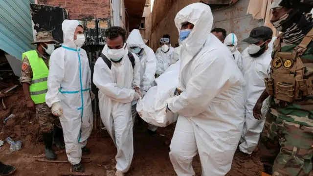 Relawan mengangkut jenazah yang mereka temukan di bawah reruntuhan bangunan setelah bencana badai dan banjir melanda Libia, di Derna.