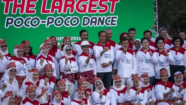 Presiden RI Joko Widodo didampingi Ibu Negara Iriana, Wakil Presiden Jusuf Kalla dan istri Mufidah Kalla, serta beberapa menteri kabinet ikut menghadiri acara pemecahan rekor poco-poco.