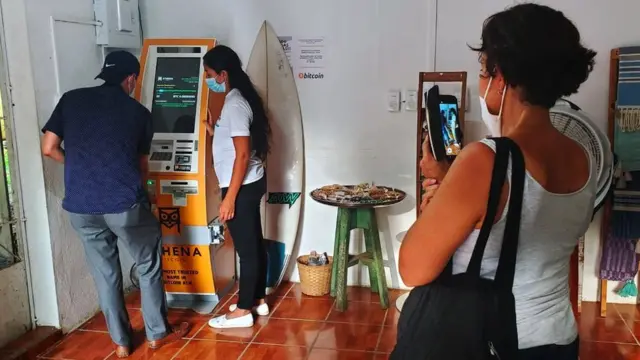 Jessica Velis en el cajero de El Zonte