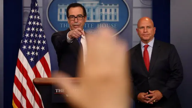 El secretario del Tesoro Steven Mnuchin (I) y el asesor de seguridad nacional H.R. McMaster