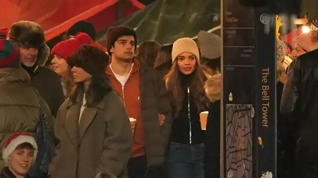 Леслі Грейс у перервах між зйомками у січні 2022 року на вулицях Глазго