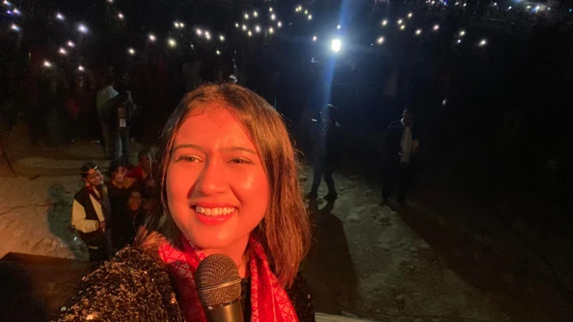 स्टेज कार्यक्रममा रचना रिमाल।