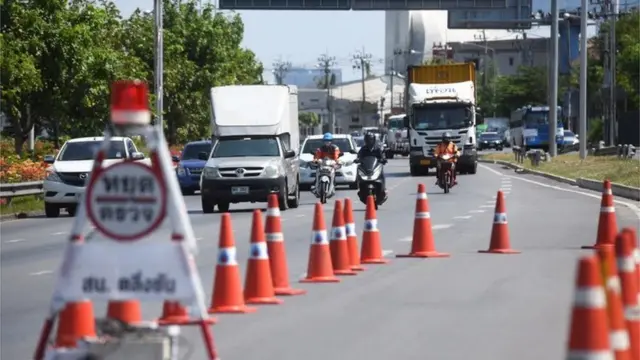 เจ้าหน้าที่ตำรวจ ทหาร จิตอาสา ได้ตั้งจุดตรวจสกัดและคัดกรองควบคุมการแพร่ระบาดของโควิด-19 กว่า 300 แห่งทั่วประเทศ โดยหวังจำกัดการเคลื่อนย้ายข้ามเขตจังหวัดของประชาชน แต่นี่เป็นเพียงการขอความร่วมมือ ไม่ใช่ข้อบังคับ