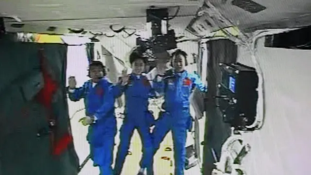 চীনা স্পেস স্টেশনে মহাকাশচারীরা