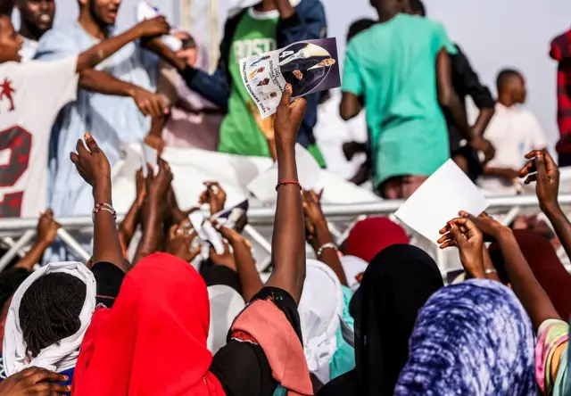موريتانيون يهتفون لأحد المرشحين في  الانتخابات الرئاسية