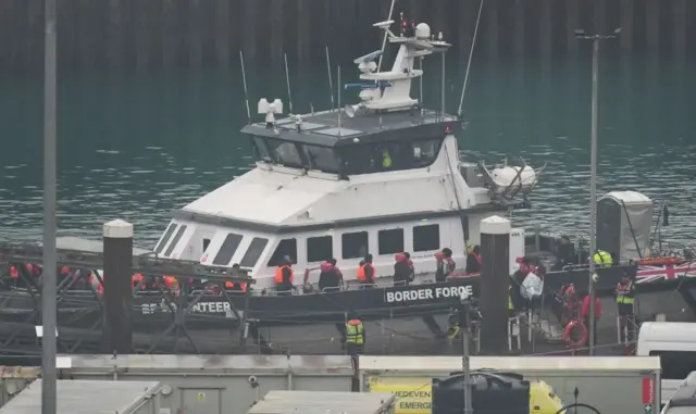migranti na brodu granične službe UK