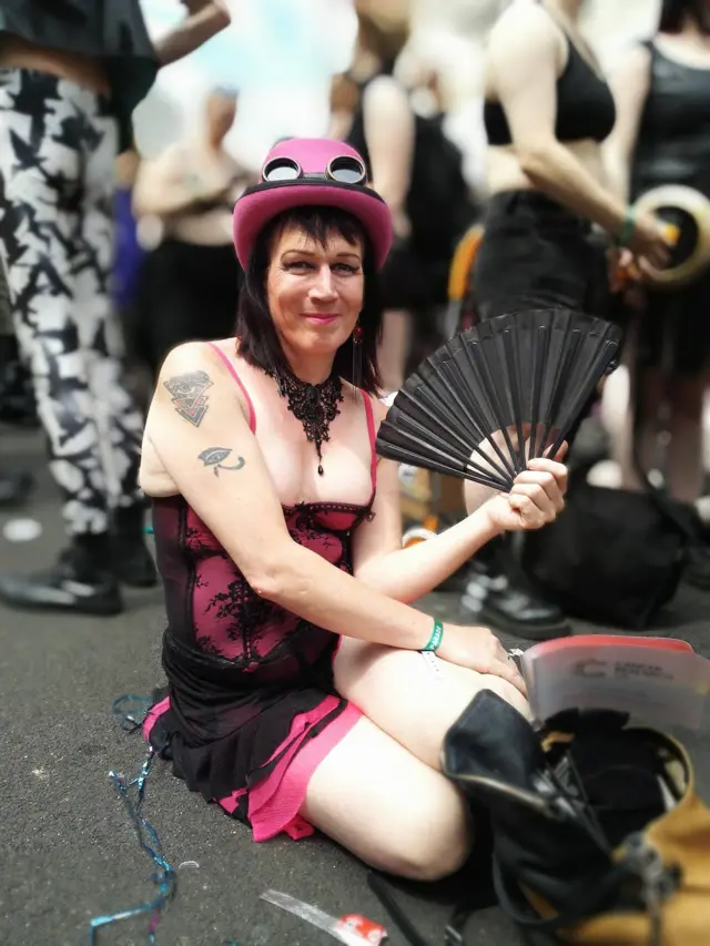 เมื่อสัปดาห์ที่แล้ว สมาชิกสภาผู้แทนราษฎรเยอรมนีก็เพิ่งลงมติผ่านร่างกฎหมายรับรองสิทธิการแต่งงานของคนเพศเดียวกัน ด้วยคะแนนเสียงอย่างท่วมท้น เปิดโอกาสให้ชาวเกย์และเลสเบี้ยนในเยอรมนี สามารถจดทะเบียนสมรสได้อย่างสมบูรณ์