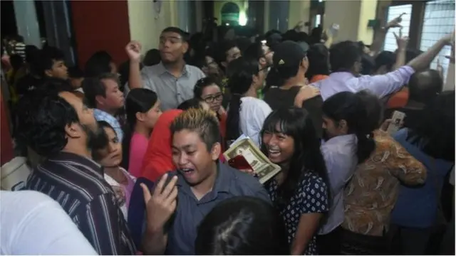 ရန်ကုန် က အထက်တန်းကျောင်းတခုမှာ အောင်စာရင်း ကြည့်နေကြသူများ