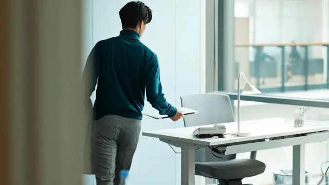 많은 경우, 노동자들은 일주일에 2~3일씩 사무실에서 근무한다