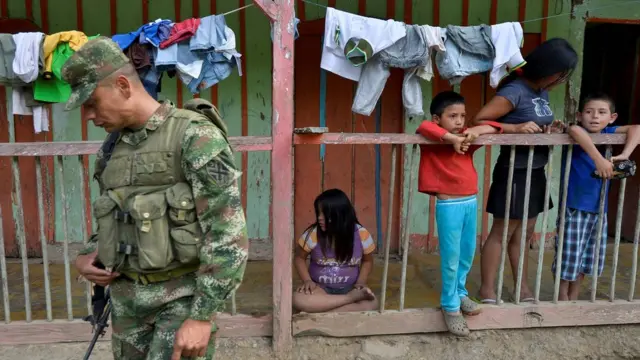 Soldado colombiano en una zona rural