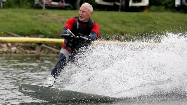 Карл Югстер на водных лыжах