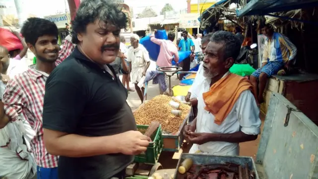 கவனத்தை ஈர்க்கும் வகையில் வாக்கு சேகரிக்கும் மன்சூர்அலிகானுடன் நேர்காணல்