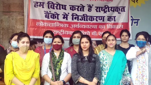 हड़ताल करते कर्मचारी