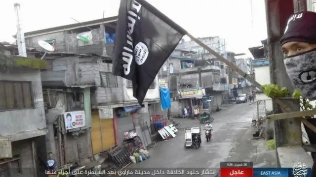 Filipinler'de IŞİD bayrağı