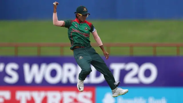 বাংলাদেশ নারী ক্রিকেট দলের ফাহিমা খাতুন একটি ক্যাচ ধরার পর উল্লাস করছেন, সেন্ট লুসিয়া, ওয়েস্ট ইন্ডিজ, ১৪-১১-২০১৮।