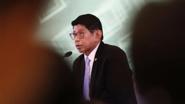 นายวิษณุ เครืองาม รองนายกรัฐมนตรี ตอบคำถามสื่อมวลชนในกิจกรรม "สื่ออยากรู้ รัฐบาลอยากเล่า" ว่า "ไม่อาจการันตีเรื่องโรดแมปได้ เพราะไม่มีหน้าที่"