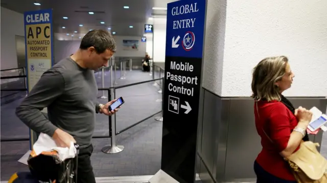Punto de control de pasaportes en Miami