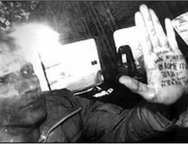 वनुनू यांना इस्राईलच्या कोर्टात जेव्हा नेण्यात येत होतं, तेव्हा त्यांनी हातावर संदेश लिहून रोम इथून त्यांच अपहरण करण्यात आल्याची माहिती व्हॅनबाहेर उभ्या असलेल्या माध्यमांना दिली.