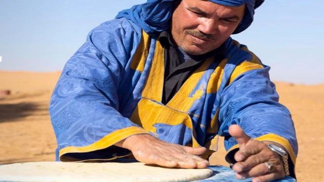 رجل يجهز عجينة المدفونة