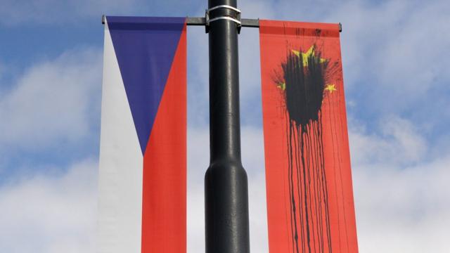 中国国家主席习近平2016年到访布拉格时，有人把在当地的中国国旗弄污。