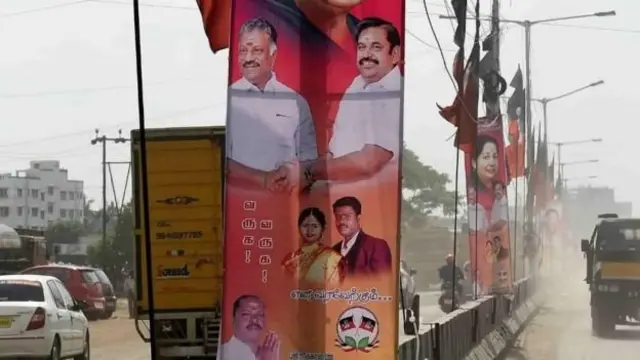 சாலையில் வைக்கப்பட்ட பதாகைகள்
