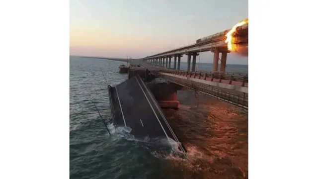 Обрушившийся мост