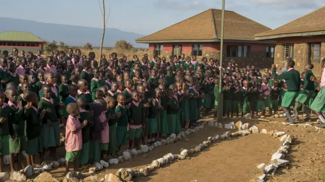 Students wey wear uniform