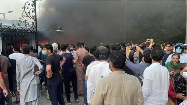 इमरान ख़ान के समर्थक विरोध प्रदर्शन करते हुए