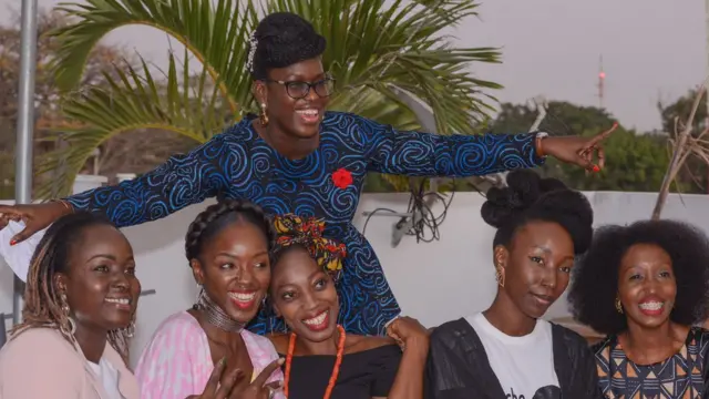 Liliane Coulibaly entouré de plusieurs femmes portant leurs cheveux naturels