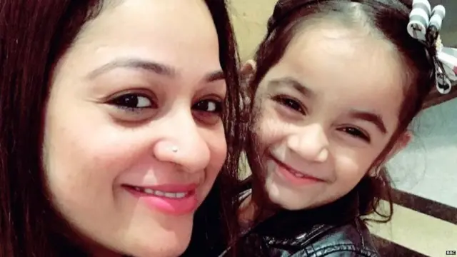 अपनी बेटी के साथ पूजा चित्रोदा