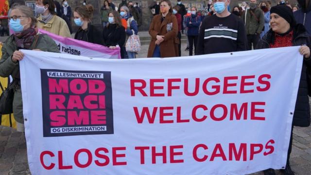 Protesta contra la posible deportación de más de 200 sirios de Dinamarca.
