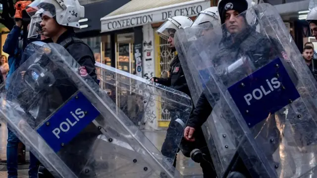 Polis gösteriye müdahale ediyor