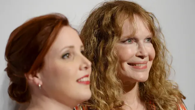 Dylan Farrow com a mãe, Mia.