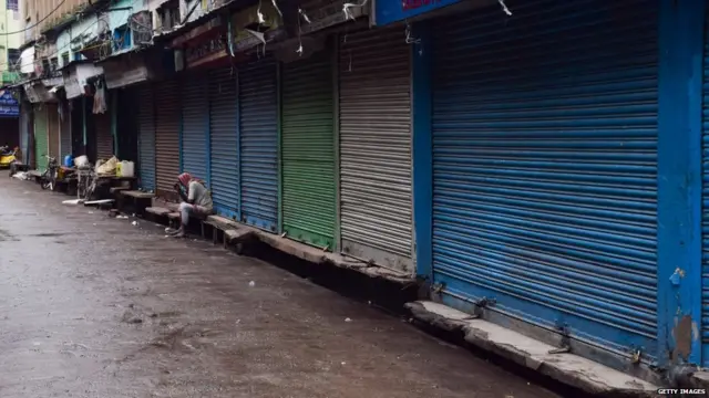 कोरोना निर्बंध