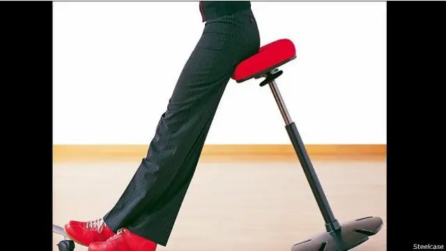 красный офисный табурет