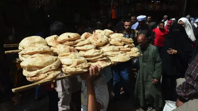 المساس بسعر "رغيف العيش" في مصر قضية حساسة