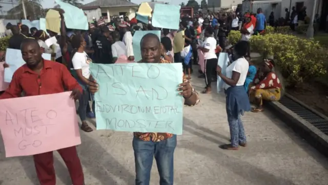 Group of Nembe community members wey dey protest.