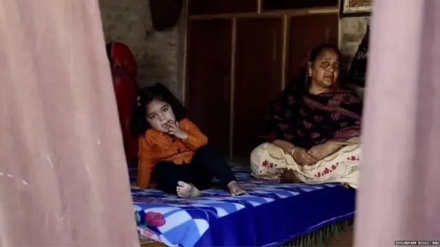 નક્ષત્રસિંહનાં પત્ની જસવંત કૌરનું કહેવું છે કે એમના દુઃખમાં ભાગ લેવા ના તો કેન્દ્ર સરકાર કે ના તો રાજ્ય સરકારનો કોઈ પ્રતિનિધિ એમના ત્યાં નથી આવ્યો