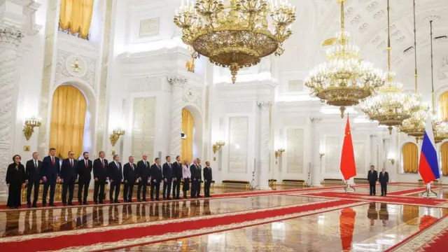 क्रेमलिन में चीनी राष्ट्रपति शी जिनपिंग के साथ रूसी राष्ट्रपति व्लादिमीर पुतिन