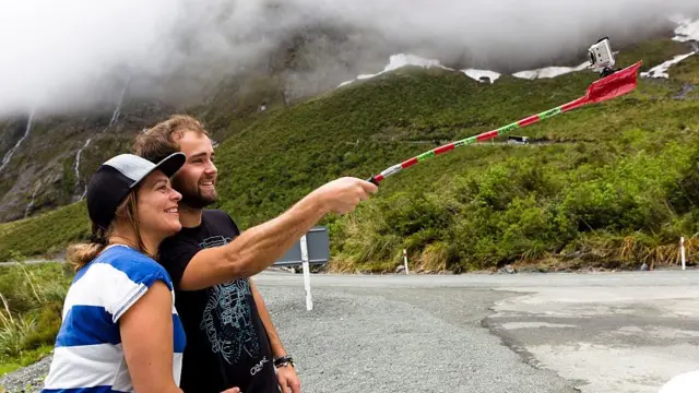 Sau khi đã dọn dẹp xong, và trả lại môi trường xanh sạch đẹp, hãy chụp một tấm selfie để lan tỏa thông điệp - đó chính là trào lưu #BasuraChallenge (Hình minh họa
