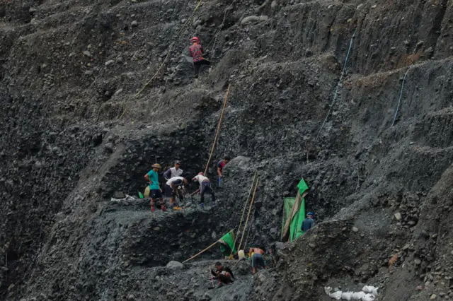 ပေ ၄၀၀၊ ၅၀၀ အထိ နက်တဲ့ ဧကချီ လုပ်ကွက်တွေမှာ နေ့ည ရှာဖွေမှုတွေ လုပ်နေတာ ဖြစ်