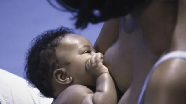 Mama akimnyonyesha mtoto wake