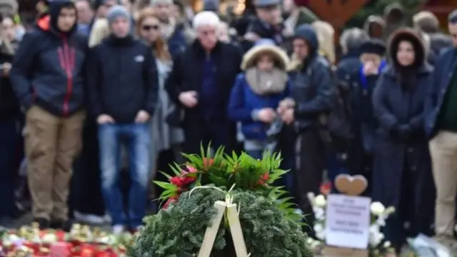 حضر متسوقون إلى مكان الدهس للترحم على أرواح الضحايا