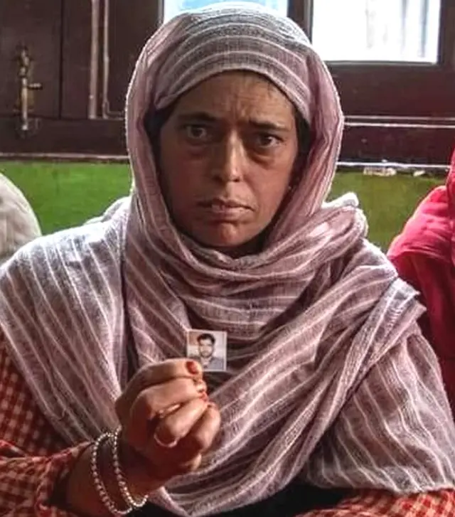 अर्शद की माँ हनीफ़ा खेत में मज़दूरी करती हैं