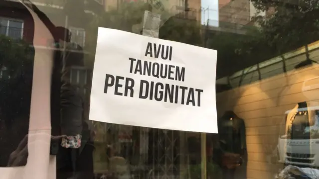 Cartel en un comercio en Barcelona a favor del paro general.