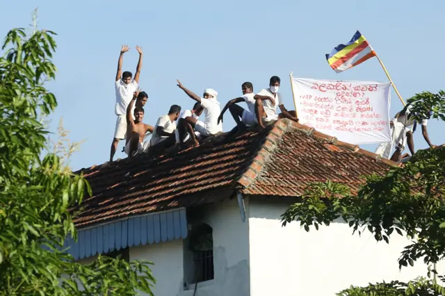 සිරකරුවන් වැලිකඩ බන්ධනාගාර වහලය මත