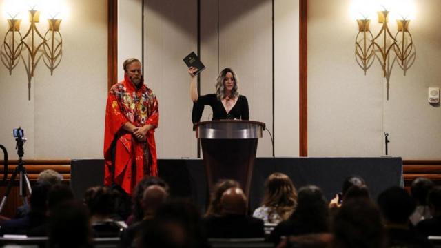 تميز حفل افتتاح SatanCon بتمزيق صفحات من الكتاب المقدس، مما أثار غضب النقاد على الإنترنت.